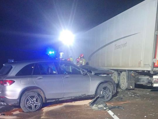 Kierujący mercedesem uderzył w ciężarówkę. Dostał mandat i trafił do szpitala