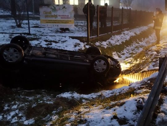 Dachowali osobówką przy remizie. Druhowie byli tam w kilka sekund