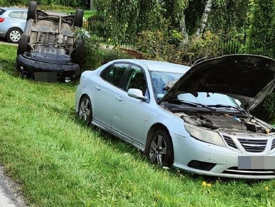 Dachowanie na DW 842. Jeden z kierowców trafił do szpitala