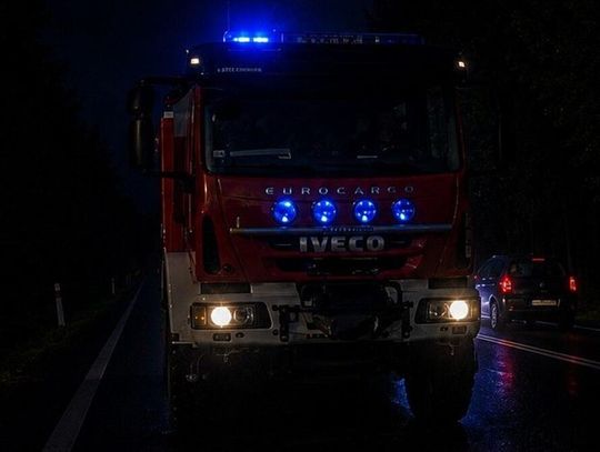 Dachowanie na krajówce w Łopienniku Podleśnym. Pojazd wpadł do rowu i przewrócił się na bok