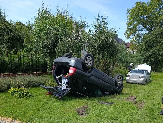 Dachowanie po zderzeniu dwóch aut w Rożkach. Uczestnicy trafili do szpitala