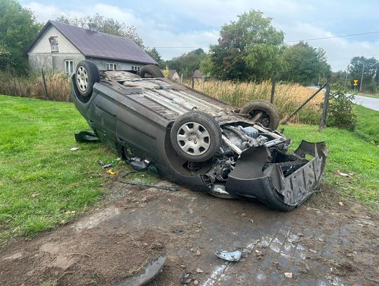 Dachowanie w Orłowie Drewnianym. Kierowca chciał uniknąć zderzenia z jeleniem