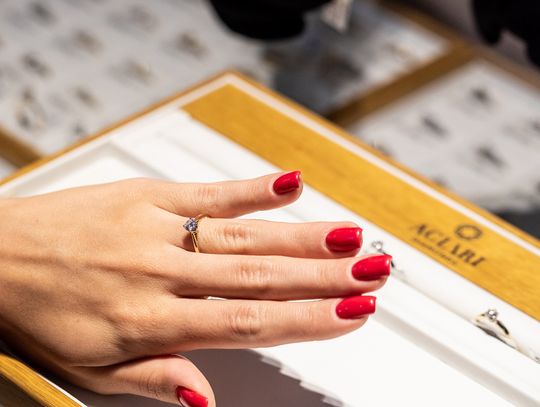 Dlaczego warto postawić na nietypowe pierścionki zaręczynowe?