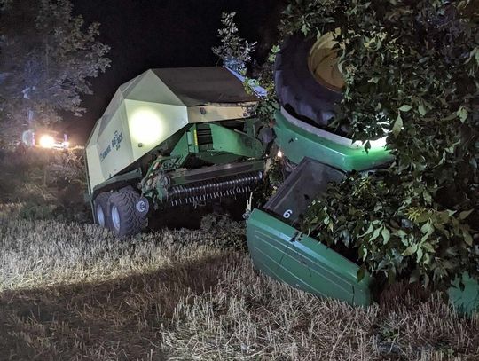 Przewrócił ogromny traktor z prasą na słomę na dach! Coś mu w tym pomogło... [ZDJĘCIA]