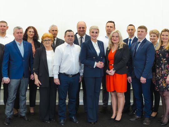 Oświadczenia majątkowe radnych gminy Leśniowice pokazują, co zmieniło się w ich sytuacji finansowej w ciągu ostatniego roku. W dokumentach można znaleźć informacje o wzroście oszczędności, zmianach w dochodach, rozwoju gospodarstw rolnych oraz spłacanych kredytach.