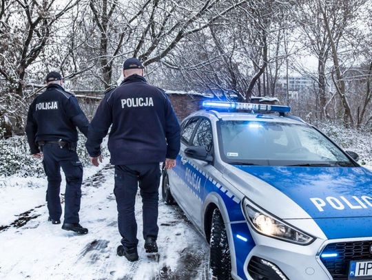 Mogli zamarznąć. Kobieta i mężczyzna zawdzięczają życie policjantom