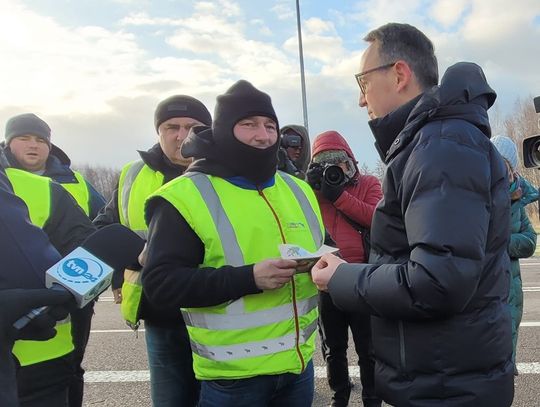 Dorohusk. Minister Infrastruktury spotkał się z protestującymi przewoźnikami i podzielił opłatkiem