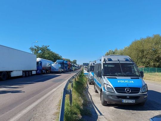 Dorohusk. Protest przewoźników. Chcą dodatkowych pasów. Blokują krajową dwunastkę!