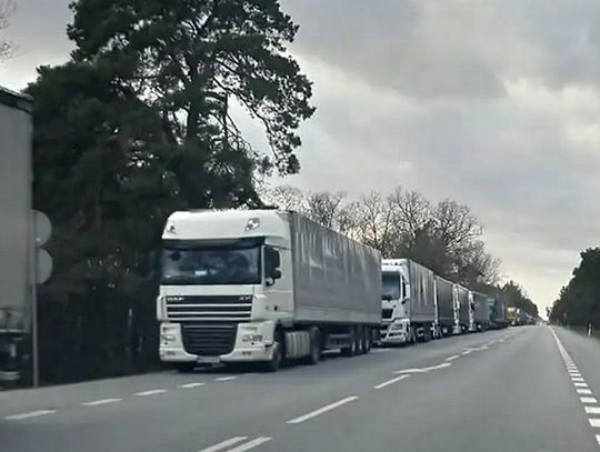 Dorohusk. Setki ciężarówek czeka na odprawę przez remont wagi