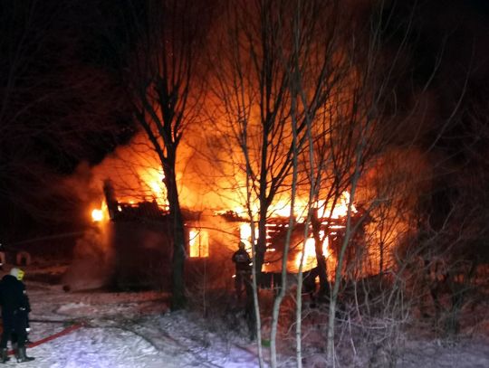 Kobieta uciekła z płonącego domu, jej schorowany mąż zginął w ogniu [FOTO]