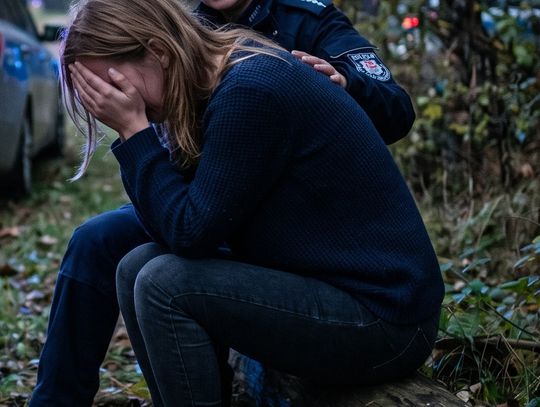 Dramatyczna akcja ratunkowa policjantów z Izbicy. 27-letnia kobieta chciała popełnić samobójstwo