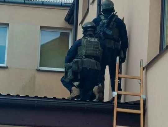 Dramatyczne chwile we Włodawie. 35-latek zabarykadował się w mieszkaniu