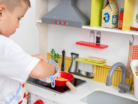 Drewniana kuchnia dla dziecka – dlaczego warto ją kupić dziecku?