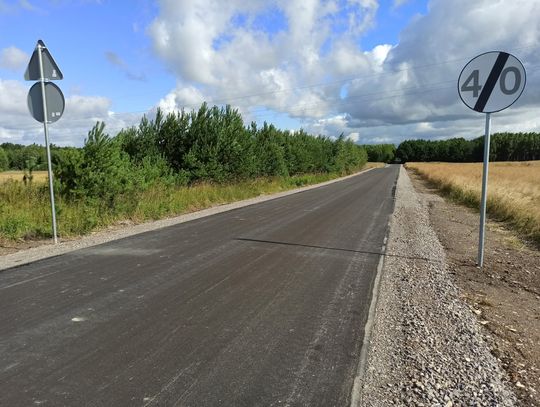 Nowa droga gminna nr 115743L, łącząca Zalesie Kańskie i Gołąb w gminie Rejowiec Fabryczny, została już oficjalnie odebrana. Inwestycja o wartości 1 560 297,85 zł została zrealizowana zgodnie z harmonogramem dzięki dofinansowaniu w wysokości 970 897,54 zł.