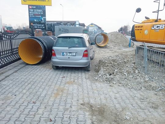 Drogowcy uwięzili go na posesji