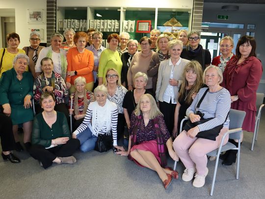 Wydarzenie zrealizowane 20 kwietnia zgromadziło około 30 osób, w tym dawne pracownice, ich rodziny oraz pasjonatów historii regionu.