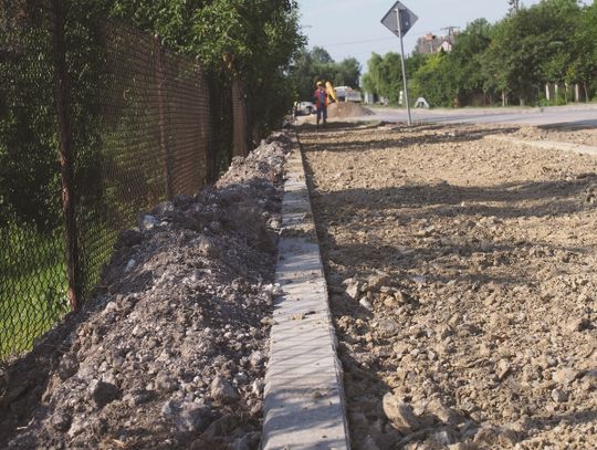 Drzewka i płotki kontra ścieżka rowerowa | Super Tydzień