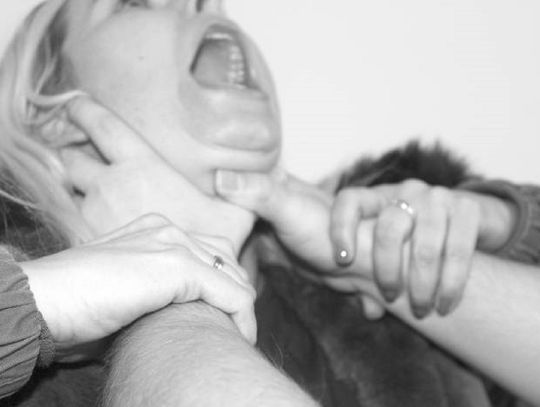 Dusił, szarpał, obmacywał