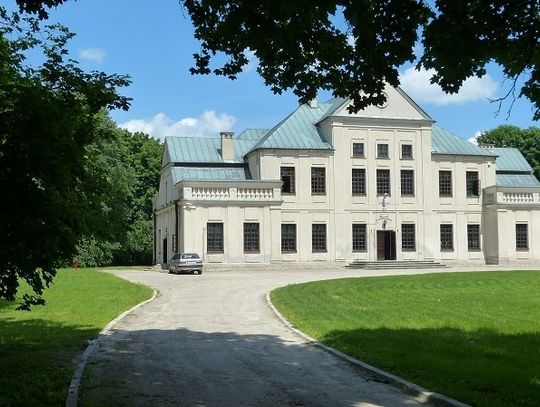 Dworek, park i boisko pod młotek