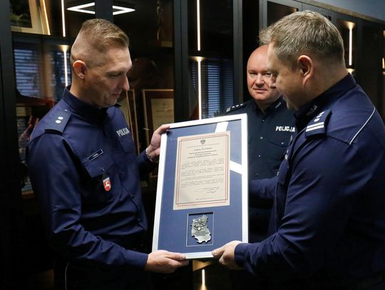 Podkomisarz Paweł Burda zbiera gratulacje za sukces w ogólnopolskim konkursie