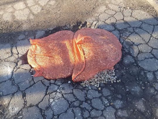 Dziury łatają workami