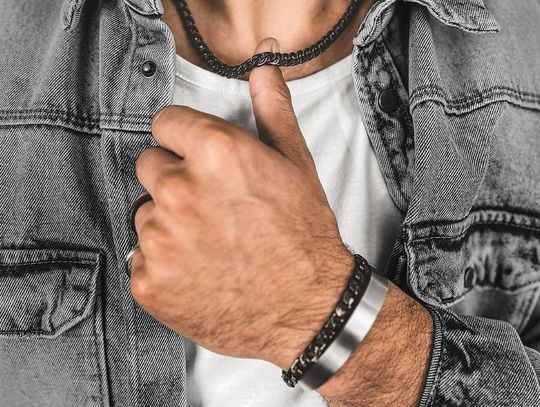 Eleganckie wisiorki dla mężczyzn – doskonały prezent na każdą okazję Eleganckie wisiorki dla mężczyzn – doskonały prezent na każdą okazję