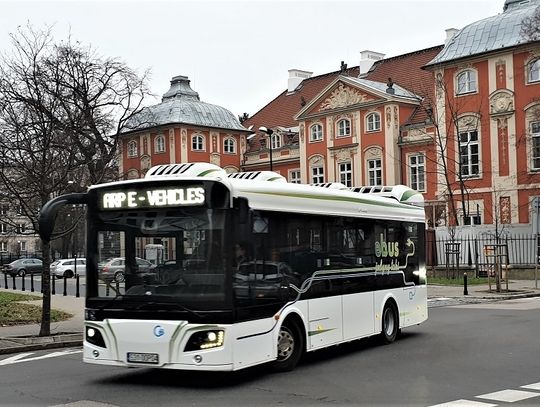 Elektryczny autobus powozi pasażerów CLA