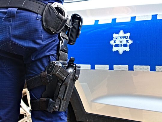 Estończyk z granatem w kurtce. Akcja pirotechników na granicy Estończyk z granatem w kurtce. Akcja pirotechników na granicy