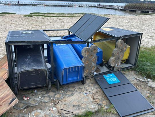 Fala wandalizmu w Okunince. Atak na śmietniki i krokodyla