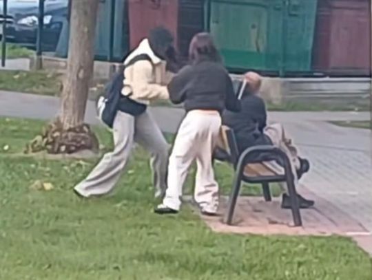 Film, który wstrząsnął Krasnymstawem. Nastolatki uderzają mężczyznę w głowę