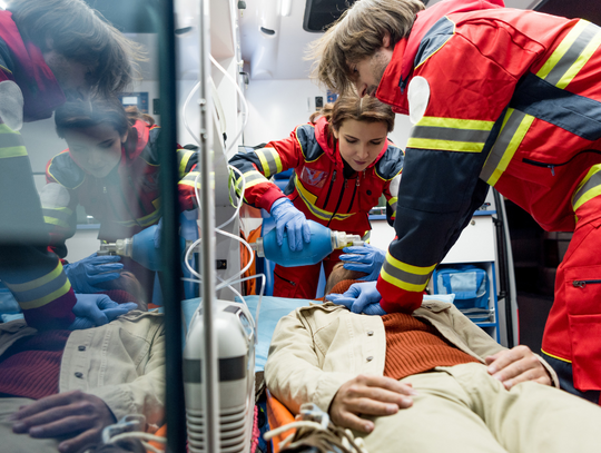 Gigantyczna pensja ponad 100 tys. zł nie przyciąga lekarzy. Kryzys dławi SOR-y