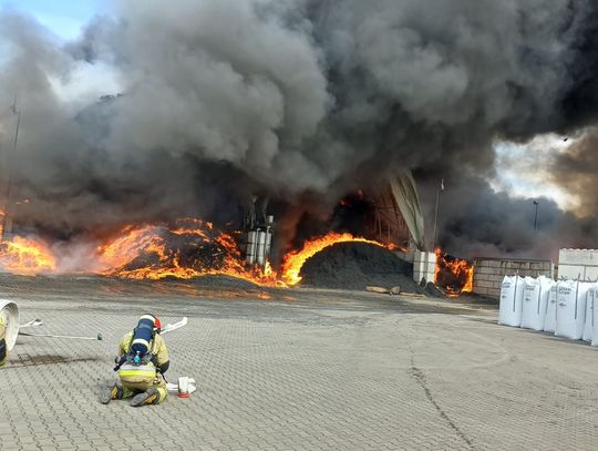 Gigantyczny pożar firmy recyklingowej. Chełmscy strażacy ponad dobę walczyli z żywiołem [ZDJĘCIA]