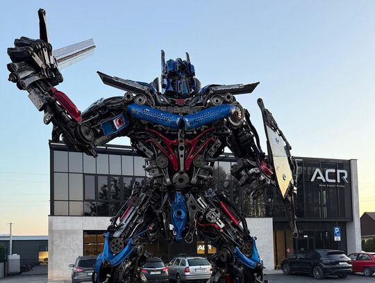 Gigantyczny robot z części samochodowych stoi w Rudce przed Chełmem.