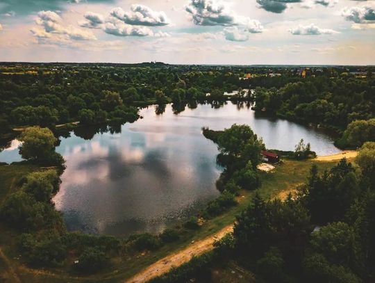Po zakończeniu inwestycji, Glinianki mogą stać się jednym z najważniejszych punktów wypoczynkowych i turystycznych Chełma. To wielka szansa na stworzenie przestrzeni, która będzie żyła cały rok.
