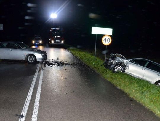 4 osoby w szpitalu, w tym dwójka dzieci. 76-latka uderzyła w auto jadące z naprzeciwka. Nie miała pasów