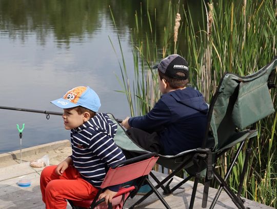 W niedzielę, 7 czerwca, zbiornik wodny „Glinianki” w Buśnie stał się miejscem sportowej rywalizacji najmłodszych mieszkańców gminy. Z okazji Dnia Dziecka zorganizowano tam zawody wędkarskie, które zgromadziły młodych pasjonatów tego sportu oraz ich rodziny.