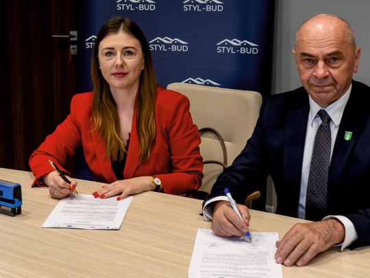 Zarówno mieszkańcy, jak i samorządowcy mogą być już pewni, że prace związane z budową amfiteatru w Żółtańcach ruszą wkrótce pełną parą. Wójt Wiesław Kociuba podpisał umowę z wykonawcą, który został wyłoniony w toku postępowania przetargowego. Warto więc przypomnieć, co wiemy o tej inwestycji.