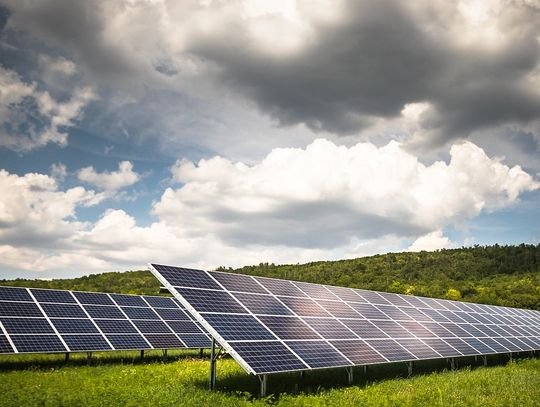 Budowa jednej z największych farm fotowoltaicznych planowanych w regionie wciąż pozostaje na etapie procedur administracyjnych. Regionalny Dyrektor Ochrony Środowiska w Lublinie poinformował o kolejnym wydłużeniu terminu rozpatrzenia sprawy dotyczącej inwestycji „Staw”.