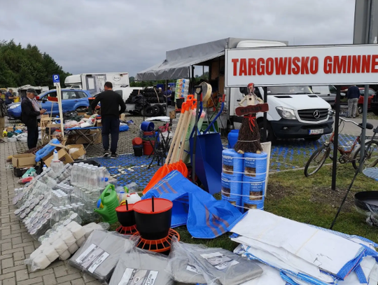 Wokół gminnego targowiska „Koński targ” w Żółtańcach narasta dyskusja dotycząca stanu zdrowia sprzedawanego tam drobiu. W ostatnich tygodniach do naszej redakcji trafiło wiele relacji od mieszkańców, którzy twierdzą, że po zakupie ptactwa pojawiły się w ich hodowlach choroby.