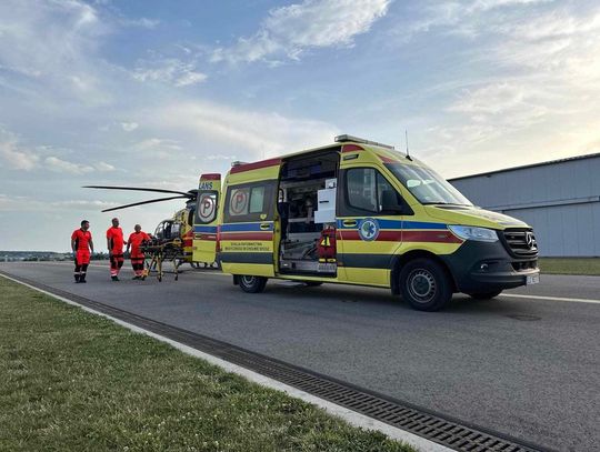 Gm. Chełm. Młodzi rowerzyści uderzyli w auto. Jeden zabrany do szpitala