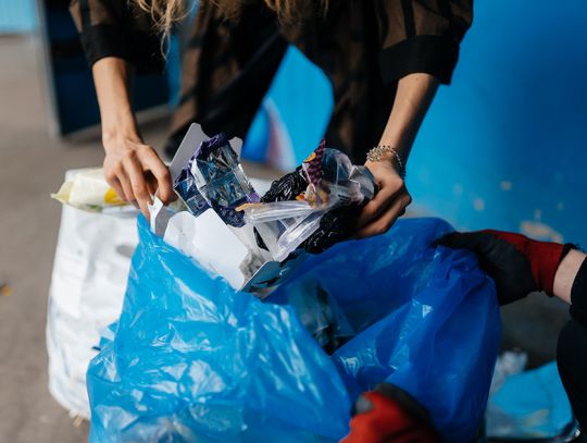 Trzy oferty wpłynęły w przetargu na odbiór i zagospodarowanie odpadów komunalnych w gminie Chełm w latach 2027-2028. Najniższą cenę zaproponował Zakład AZART Jana Kwiatkowskiego - o ponad 64 tys. zł mniej niż Miejskie Przedsiębiorstwo Gospodarki Komunalnej w Chełmie.