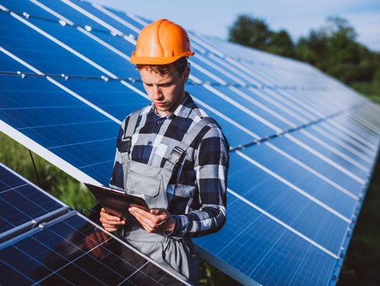 Władze gminy Chełm poinformowały o tym, że wszczęły postępowanie administracyjne związane z wydaniem decyzji o środowiskowych uwarunkowaniach dla inwestycji, która będzie polegała na budowie elektrowni słonecznej oraz niezbędnej infrastruktury towarzyszącej. Co wiemy na temat tej inwestycji?