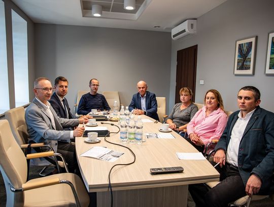 Gm. Chełm. Powstanie gigantyczny „suchy port"? Gmina kontynuuje procedurę planistyczną Wójt Wiesław Kociuba poinformował o rozpoczęciu procedury sporządzania miejscowego planu zagospodarowania przestrzennego dla terenów położonych w obrębie ewidencyjnym Srebrzyszcze. Dokument ma umożliwić realizację jednej z największych inwestycji logistycznych we wschodniej Polsce.