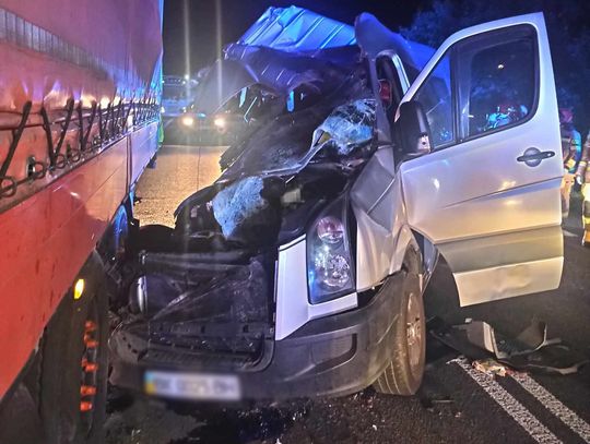 Gm. Chełm. Tragiczne zderzenie busa z TIR-em. Jedna osoba nie żyje, 8 w szpitalu z obrażeniami