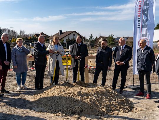 Przedstawiciele lokalnego samorządu oraz wykonawca inwestycji dokonali symbolicznego otwarcia robót na placu budowy nowego przedszkola w Żółtańcach-Kolonii. To zdaniem mieszkańców przedsięwzięcie, które odmieni standard życia lokalnej społeczności.
