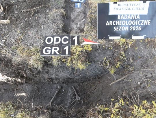 To miała być rutynowa modernizacja sieci energetycznej. Tymczasem ziemia wokół zabytkowego kościoła w Depułtyczach Nowych zaczęła odsłaniać ślady historii sięgającej średniowiecza. Archeolodzy natrafili na fundamenty nieistniejącej od blisko 90 lat neorosyjskiej cerkwi.