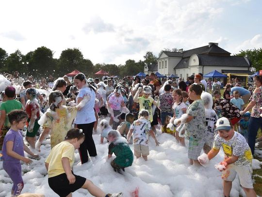 Radosny charytatywny Dzień Dziecka w Dorohusku. Podczas biegu zbierali pieniążki dla chorego Szymona