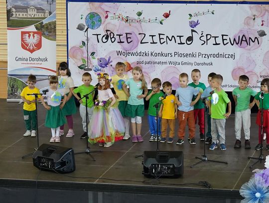 Konkurs „Tobie Ziemio Śpiewam”, organizowany pod honorowym patronatem Wójta Gminy Dorohusk, zgromadził młodych artystów gotowych wyśpiewać swoją troskę o naturę i środowisko. Wydarzenie po raz kolejny udowodniło, że muzyka może być doskonałą formą edukacji ekologicznej.
