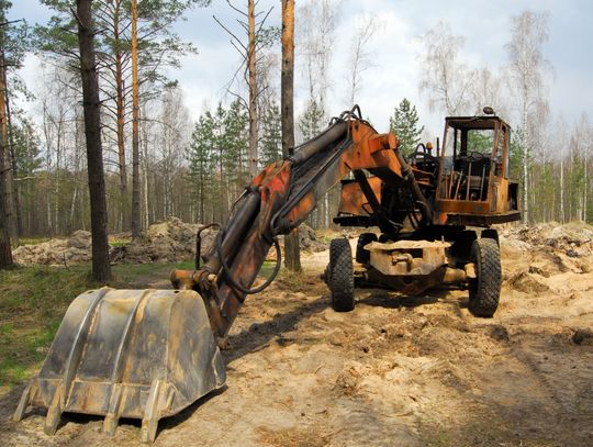 Konkretny sprzęt budowlany i odpowiednie samochody. Tego potrzebuje gmina, aby przeprowadzić w najbliższym czasie zaplanowane na ten rok prace remontowe. Ich rozpoczęcie musiało jednak zostać poprzedzone postępowaniem przetargowym. Kto zatem i za ile dostarczy urzędnikom potrzebne pojazdy.