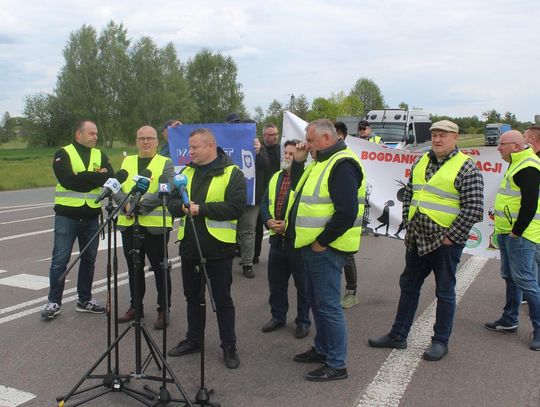 Gm. Dorohusk. Przewoźnicy powrócili na granicę. Protestować chcą jak najkrócej [GALERIA ZDJĘĆ]